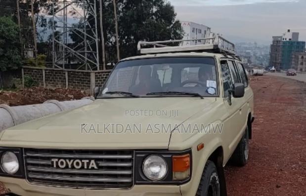 Toyota Land Cruiser 1987 White
