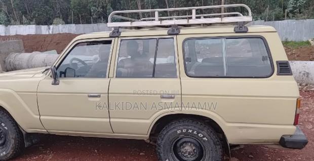 Toyota Land Cruiser 1987 White