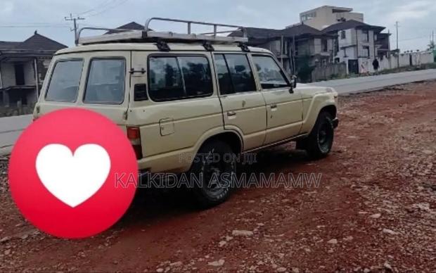 Toyota Land Cruiser 1987 White