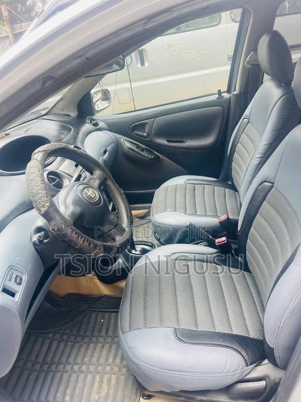 Toyota Vitz 2002 Silver