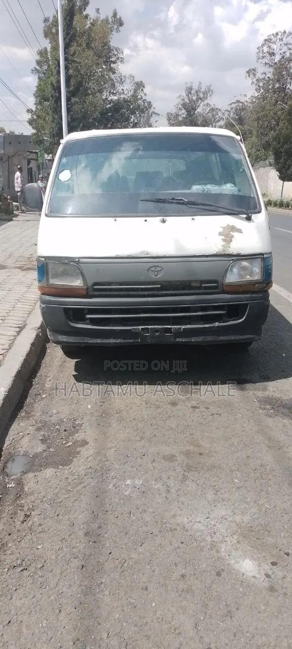 Toyota Grand HiAce 2000 White