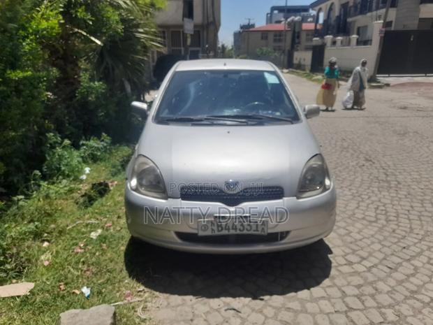Toyota Vitz 2002 Silver
