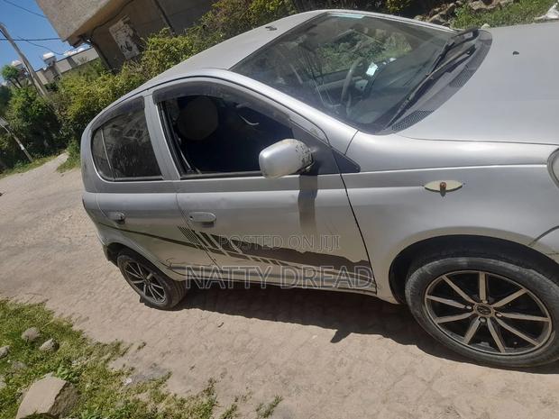 Toyota Vitz 2002 Silver