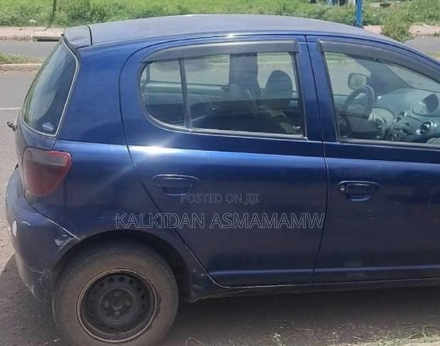 Toyota Vitz 2000 Blue