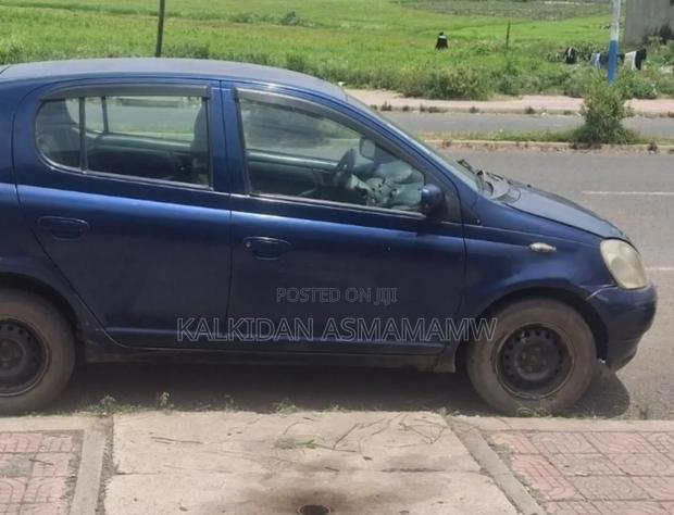 Toyota Vitz 2000 Blue