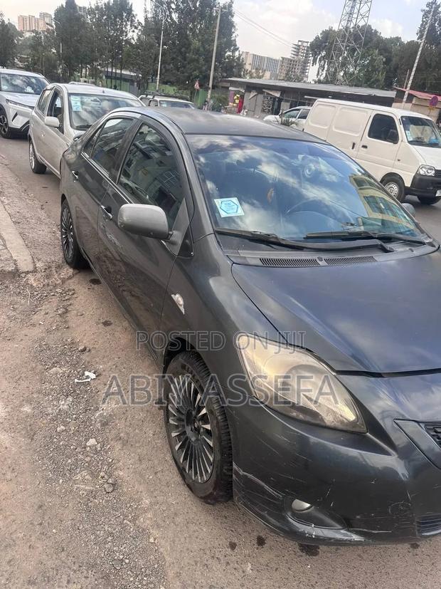 Toyota Yaris Base Sedan 4dr 2010 Black