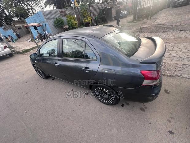 Toyota Yaris Base Sedan 4dr 2010 Black