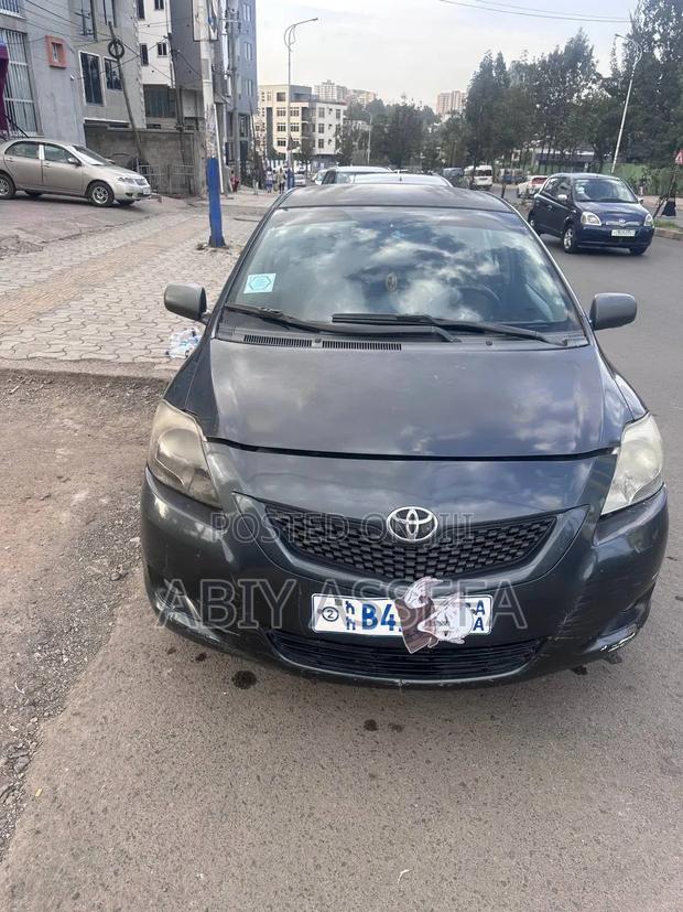 Toyota Yaris Base Sedan 4dr 2010 Black