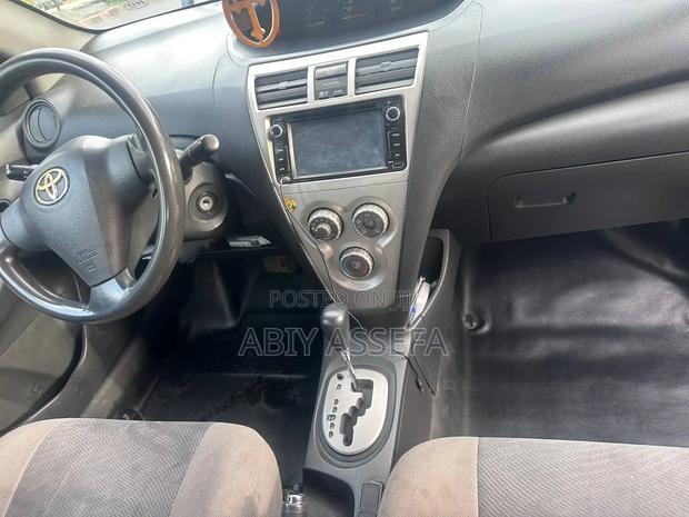 Toyota Yaris Base Sedan 4dr 2010 Black