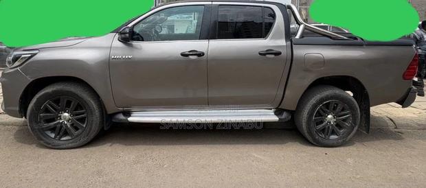 Toyota Hilux 2021 Gray