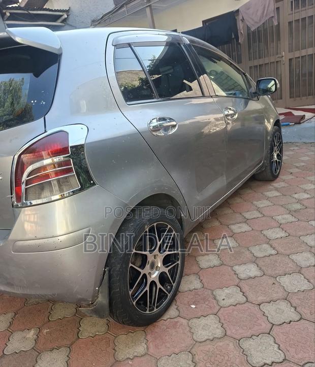 Toyota Yaris Base Sedan 4dr 2010 Silver