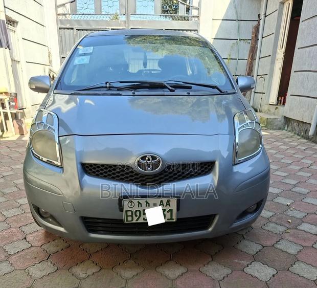 Toyota Yaris Base Sedan 4dr 2010 Silver