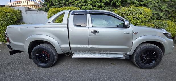 Toyota Hilux SR 2013 Gold