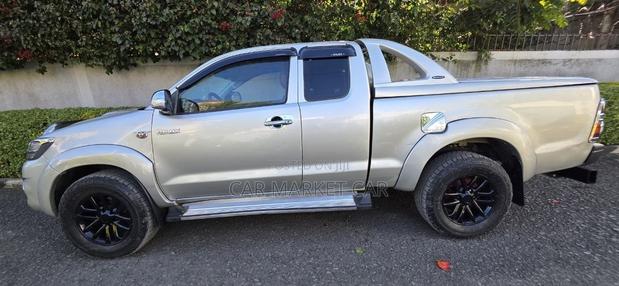 Toyota Hilux SR 2013 Gold