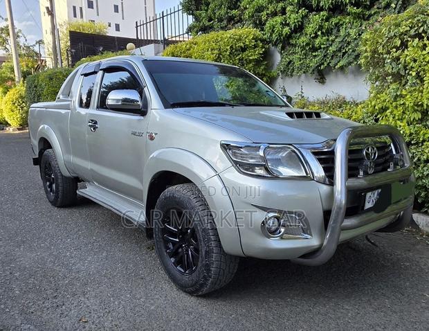 Toyota Hilux SR 2013 Gold
