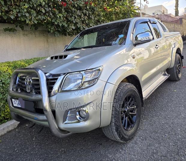 Toyota Hilux SR 2013 Gold