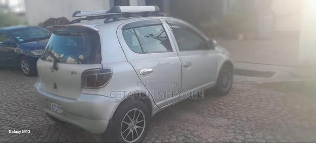 Toyota Vitz 2000 Silver