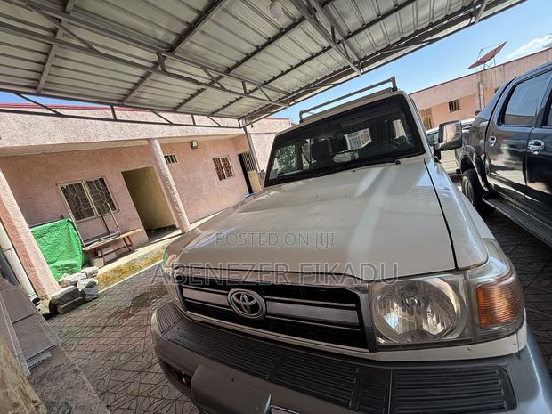 Toyota Land Cruiser 2013 White