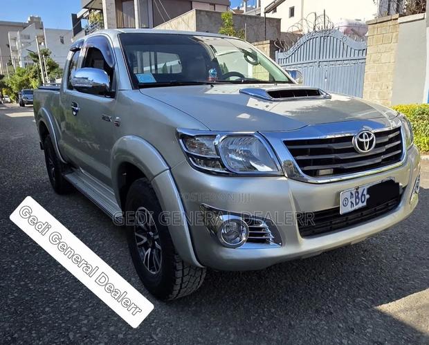 Toyota Hilux 2013 Silver