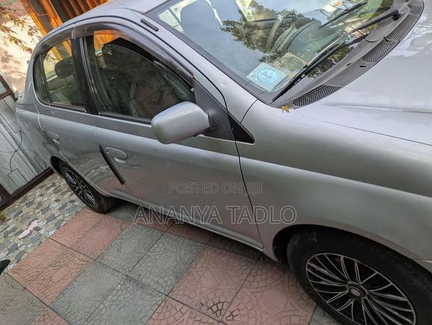 Toyota Platz 2001 Silver