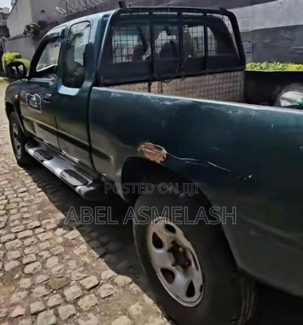 Toyota Hilux 2000 Matt Black