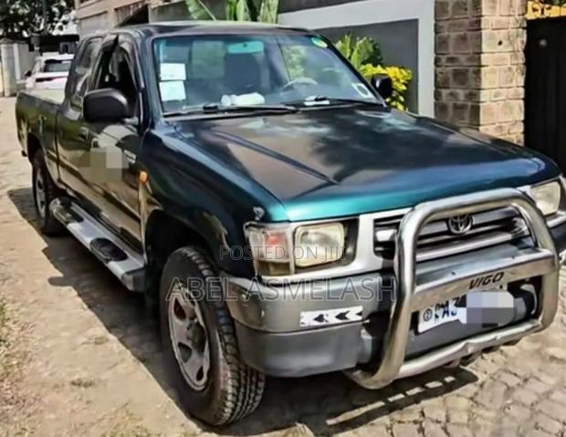 Toyota Hilux 2000 Matt Black