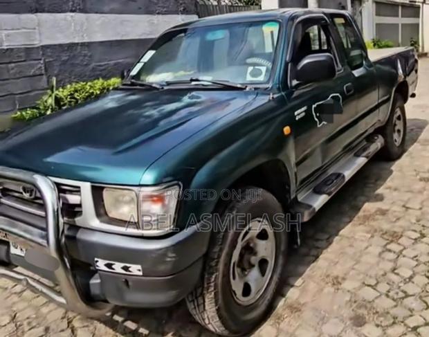 Toyota Hilux 2000 Matt Black
