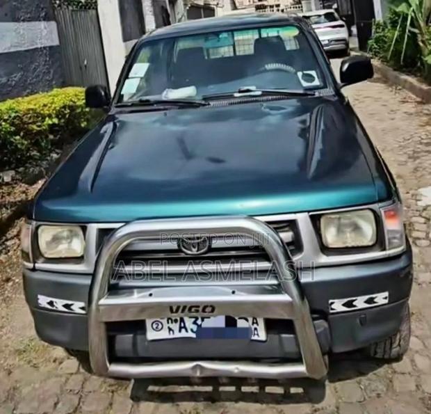 Toyota Hilux 2000 Matt Black