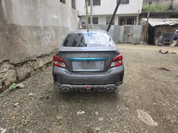 Mitsubishi Attrage 2022 Silver