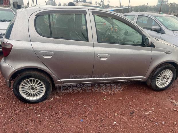 Toyota Vitz 2001 Silver