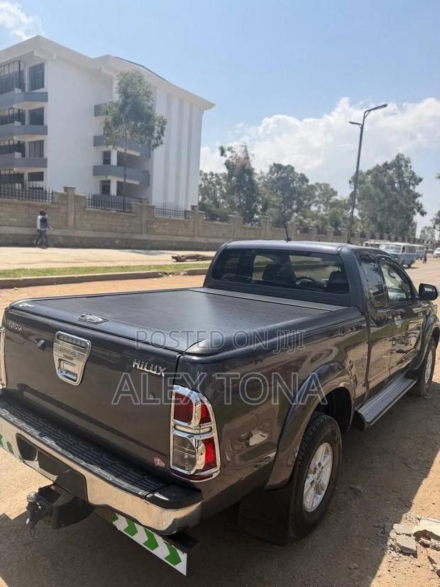 Toyota Hilux 2013 Gray