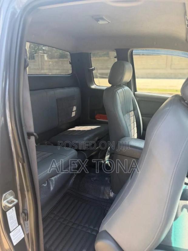Toyota Hilux 2013 Gray