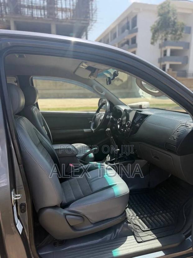 Toyota Hilux 2013 Gray