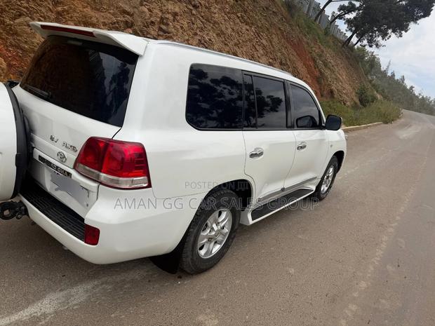 Toyota Land Cruiser 2011 White