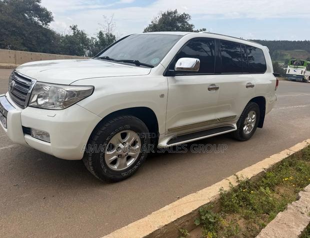 Toyota Land Cruiser 2011 White