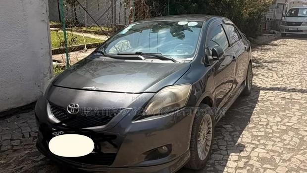 Toyota Yaris 2010 Gray