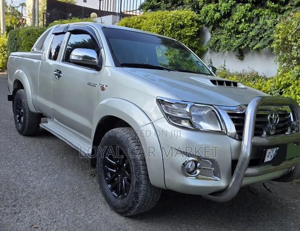 Toyota Hilux 2013 Gray
