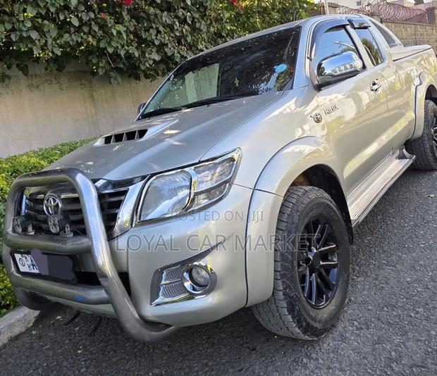 Toyota Hilux 2013 Gray
