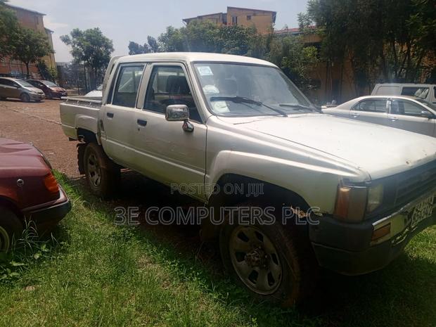 Toyota Hilux 1997 White