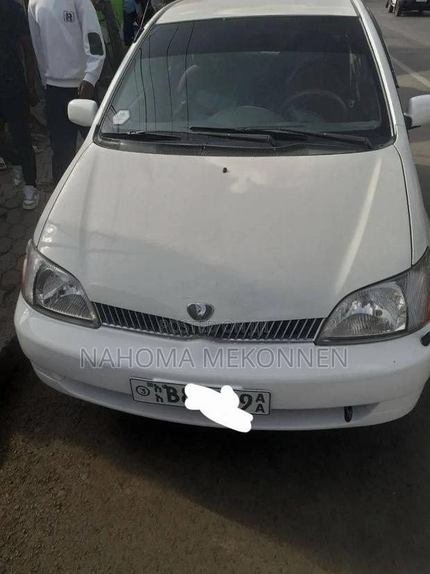 Toyota Platz 2001 White