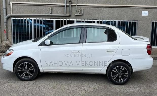 Toyota Platz 2001 White
