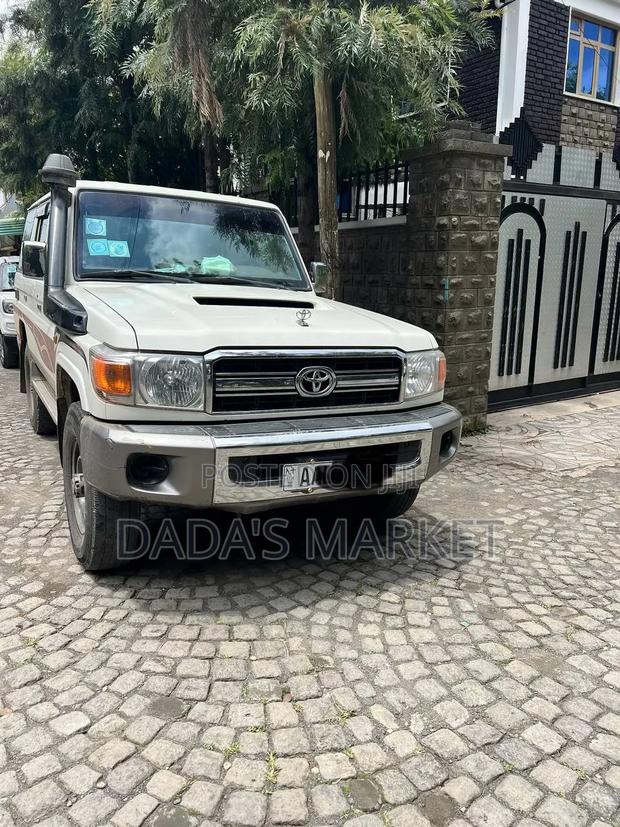 Toyota Land Cruiser 2017 White