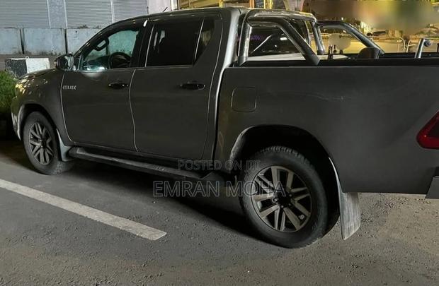 Toyota Hilux 2020 Gray