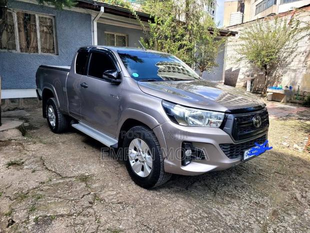 Toyota Hilux 2020 Gray