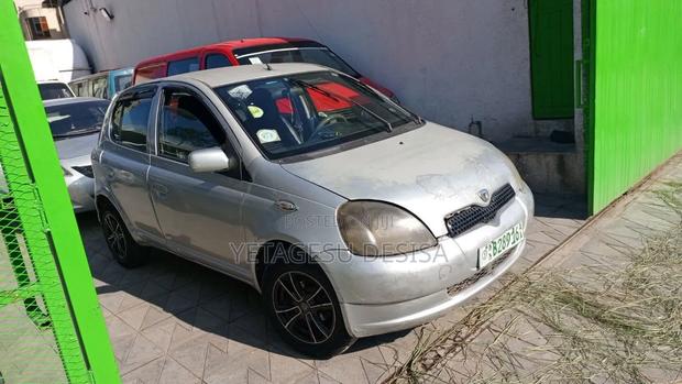 Toyota Vitz 2000 Gray