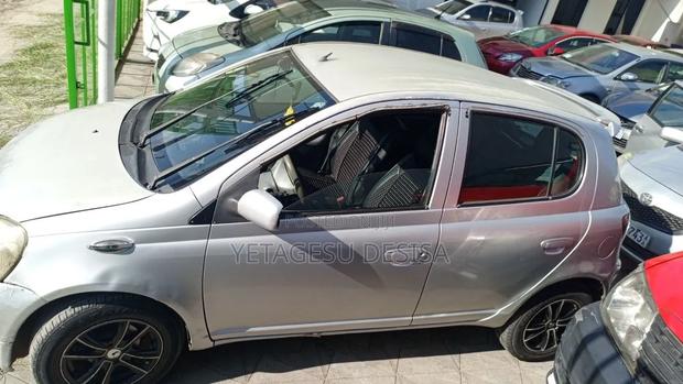 Toyota Vitz 2000 Gray