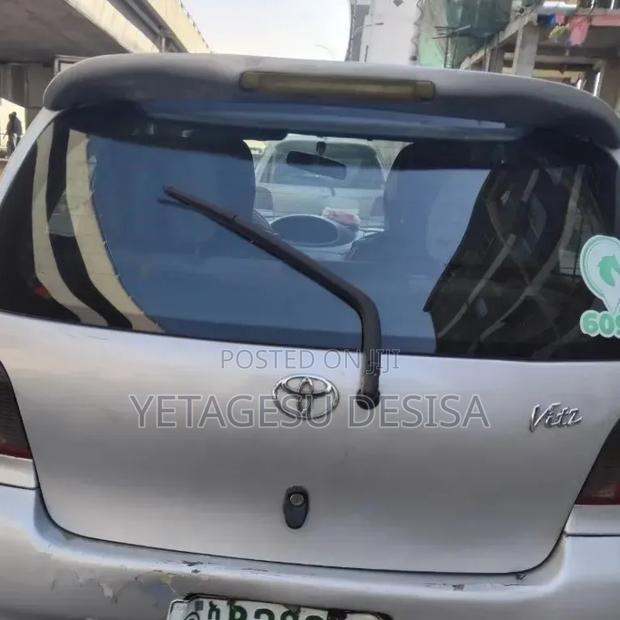 Toyota Vitz 2000 Gray