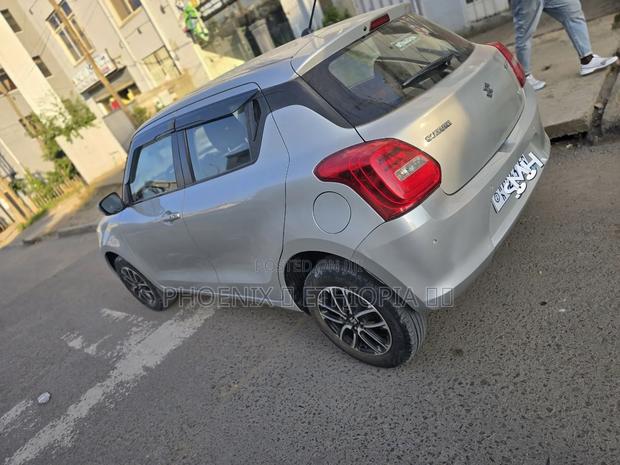 Suzuki Swift 2022 Silver