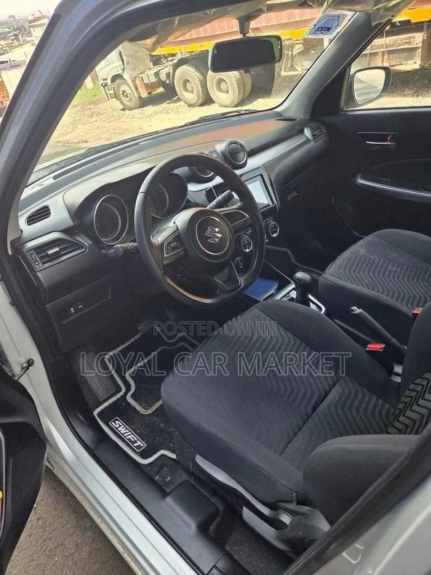 Suzuki Swift 2022 Silver