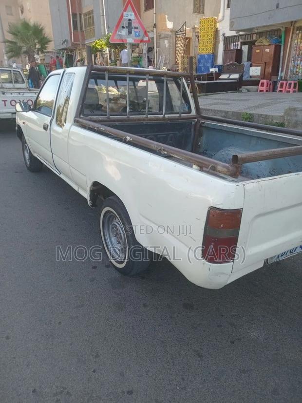 Toyota Hilux 1990 White
